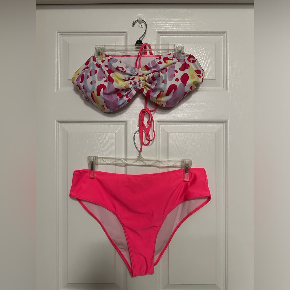 WOMANS PLUS SIZE 2-PC BIKINI. Top &bottom are both 3X.  Print top &solid bottom.